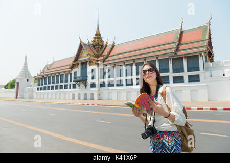 Wunderschöne Eleganz Weibliche Reisende besuchen Bangkok Grand Palace und Holding Reiseführer anzeigen Kultur Informationen in Thailand reise Va Stockfoto