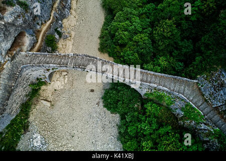 Luftbild des alten Kokkori - Noutsou gewölbten Steinbrücke über die Vikos-schlucht, Zagorochoria, Griechenland. Stockfoto