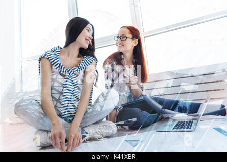 Zwei optimistische Freunde sich einander Stockfoto