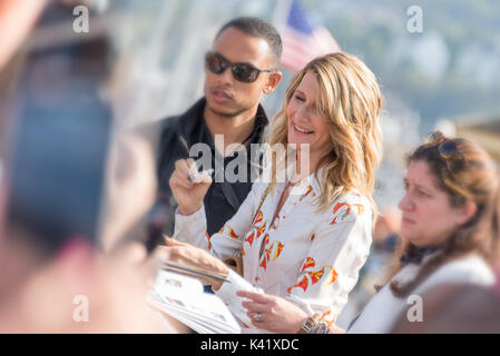 Laura Dern Autogramme an der Promenade des Planches auf der 43 Deauville American Film Festival, am 2. August 2017 in Deauville, Frankreich Stockfoto