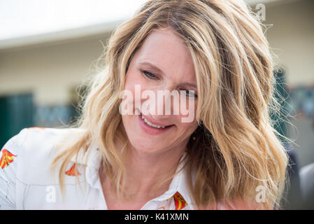 Laura Dern Autogramme an der Promenade des Planches auf der 43 Deauville American Film Festival, am 2. August 2017 in Deauville, Frankreich Stockfoto