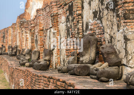 Detail der vielen kopflose Buddhas entlang einer Wand an der Tempel Wat Mahathat, Tempel der Großen Relikt, in Ayutthaya, Thailand Stockfoto