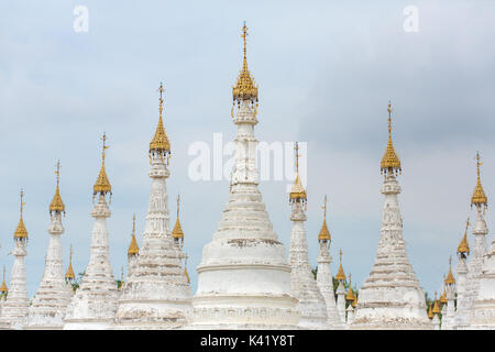 Weiße stupas der Kuthodaw Pagode mit Tripitaka Steine Inschriften in Mandalay, Myanmar Stockfoto
