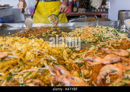 Thailändisches Food-Pad thai, rühren Sie Frittiernudeln mit im Padthai-Stil auf dem Lebensmittelplatz in Chiang Mai Stockfoto