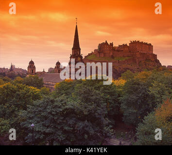 Herbst Blick auf das Schloss Edinburgh und St. Cuthberts Kirche als vom Caledonian Hotel, Edinburgh City Centre gesehen Stockfoto