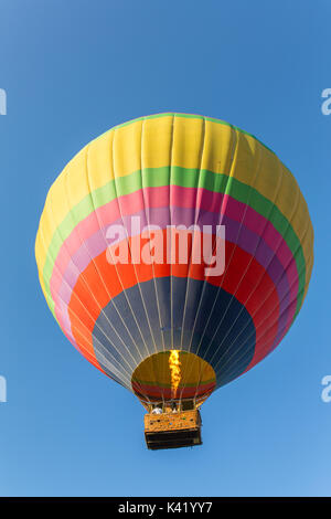 Heißluft-Ballon im blauen Himmel close-up Stockfoto