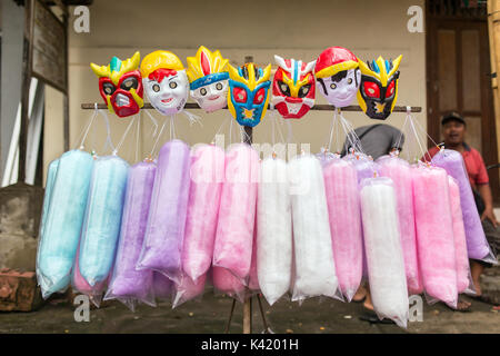 Zuckerwatte zum Verkauf auf der Straße in Bali, Indonesien Stockfoto