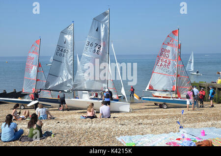 Segeln Boote am Strand in Whitstable, Kent Stockfoto