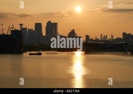 Canary Wharf bei Sonnenuntergang, vom Royal Victoria Dock, East London, Großbritannien Stockfoto