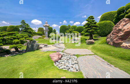 Im schönen Garten des Ökotourismus ist Harmonie mit Zypressen, Pinien, Stein und alte Bäume, die traditionelle Kultur der traditionellen Japanischen Stockfoto