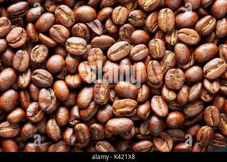 Geröstete Kaffeebohnen, natürliche Lebensmittel Hintergrund. Stockfoto