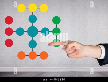 Digital composite von Hand am bunten Mind Map zeigt im Zimmer Stockfoto