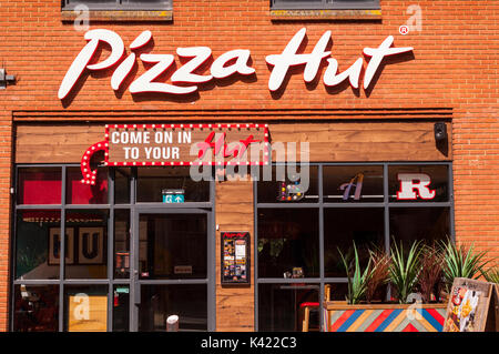 Die Pizza Hut Restaurant am Flußufer in Norwich, Norfolk, England, Großbritannien, Großbritannien Stockfoto