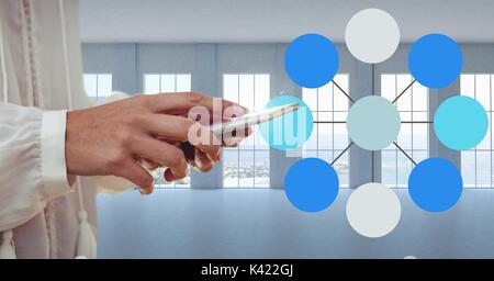 Digital composite von Hand- und Telefon neben bunten Mind Map, die über helle Windows Hintergrund Stockfoto