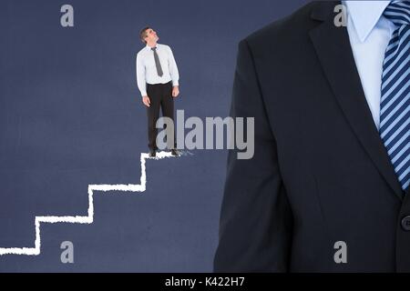 Digital composite von Small Business Mann auf der Treppe zu einem großen Geschäft Mann suchen Stockfoto
