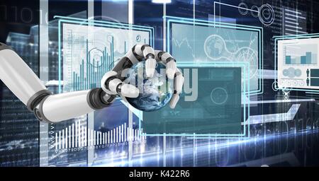 Digital composite der Roboterhand Interaktion mit Technologie Schnittstellentafeln holding Planet Stockfoto