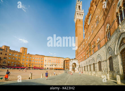 Architektonische Wunder der alten Gebäude der mittelalterlichen Stadt Siena, Toskana, Italien Stockfoto