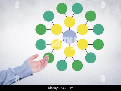 Digital composite von Hand- und bunte Mind Map über hellen Hintergrund Stockfoto