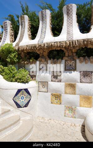 Barcelona, Spanien - 1. Mai 2012: Keramische Wand Mosaik in der Park Güell. Durch Künstler Antonio Gaudí entworfen, ist eines der am meisten besuchten Orte in Barcelona. Stockfoto