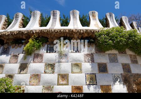 Barcelona, Spanien - 1. Mai 2012: Keramische Wand Mosaik in der Park Güell. Durch Künstler Antonio Gaudí entworfen, ist eines der am meisten besuchten Orte in Barcelona. Stockfoto