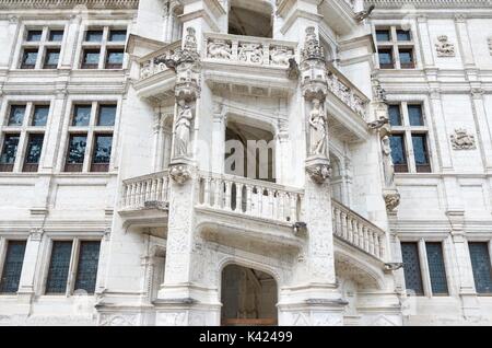 Wendeltreppe im Schloss von Blois, Loire Tal, Frankreich. Ursprünglich im 13. Jahrhundert erbaut, heute verschiedene architektonische Stile Ergebnis koexistieren Stockfoto