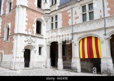 Innenhof des Schloss von Blois, Loire Tal, Frankreich. Ursprünglich im 13. Jahrhundert erbaut, heute verschiedene architektonische Stile koexistieren Ergebnis der Stockfoto