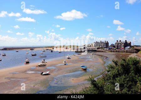 Tywyn, Wales, UK. August 05, 2017. Am Kai und Hafen bei Ebbe mit Strände Boote bei Barmouth in Wales. Stockfoto