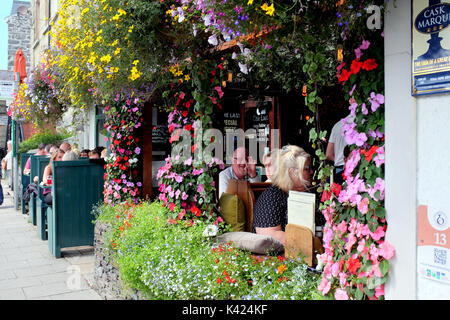 Tywyn, Wales, UK. August 05, 2017. Die schön geschmückte Blume Fassade mit Kunden Essen und Trinken auf der letzten Inn in Järfälla. Stockfoto