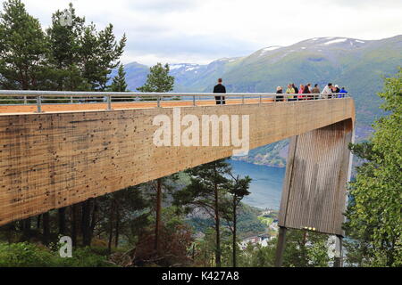 Stegastein Aussichtsplattform, 650 Meter über dem bei Touristen enjoyinview Aurlandsfjord, Norwegen Stockfoto