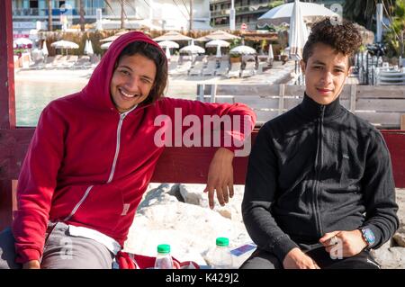 Zwei junge Franzosen algerischer Abstammung posieren für ein Foto in Juan-les-Pins, Cote d'Azur, Frankreich. Frankreich verfügt über umfangreiche MAGHRE Bevölkerung Stockfoto