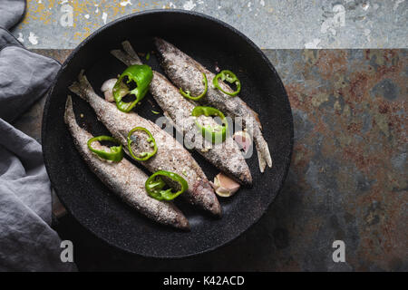 Fisch, Chili und Knoblauch in einer Pfanne horizontale Schwenken Stockfoto