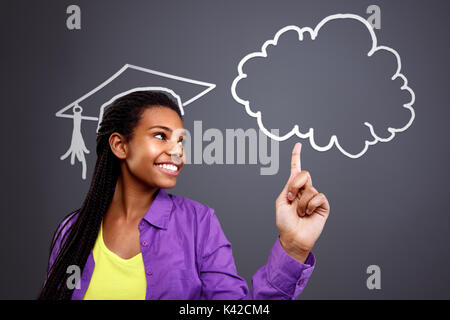 Bildung in der Schule - Schülerin Idee bei der Cloud Stockfoto