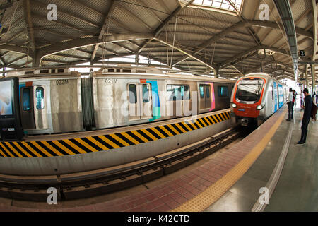 Reflexion von Mumbai, der Metro, Mumbai, Maharashtra, Indien Stockfoto