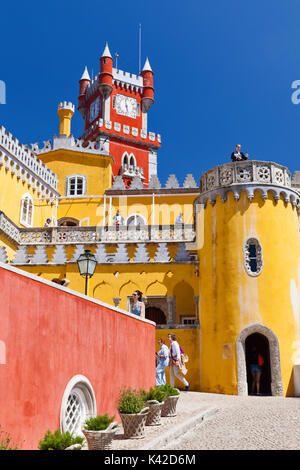 Blick von der Straße vor dem Nationalpalast von Pena in Sintra, in der Nähe von Lissabon, Portugal. Stockfoto