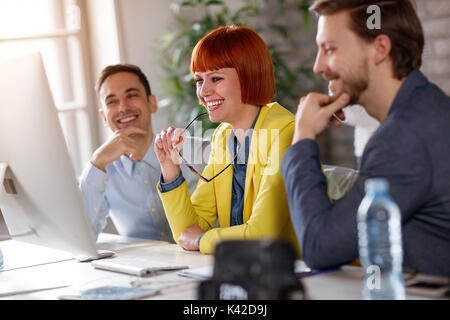 Gerne erfolgreichen Team arbeiten gemeinsam im Büro auf dem Computer Stockfoto