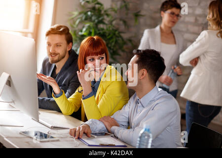 Gruppe von Jugendlichen zusammen arbeiten am Computer im Büro Stockfoto