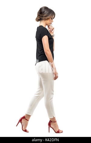 Seitenansicht des traurigen besorgt Business woman in Klage gehen und nach unten schauen. Voller Körper Länge Porträt auf weißem studio Hintergrund isoliert Stockfoto