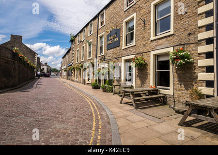 White Hart Inn, Bar, Öffentliche Haus, in Hawes Dorf, an einem Sommertag, North Yorkshire Dales, England, Großbritannien Stockfoto