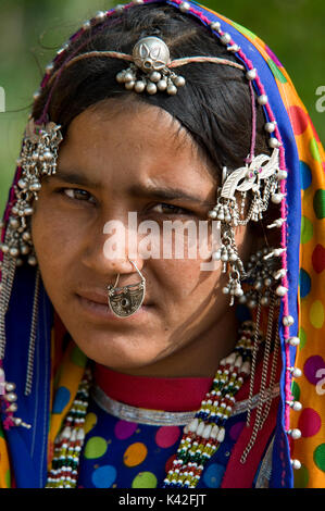MIR nomadischen tribeswoman von Gujarat, das Tragen der traditionellen Schmuck und helle Kleidung mit Schleier über ihren Kopf, Dasada, Rann von Kutch, Gujarat, Stockfoto