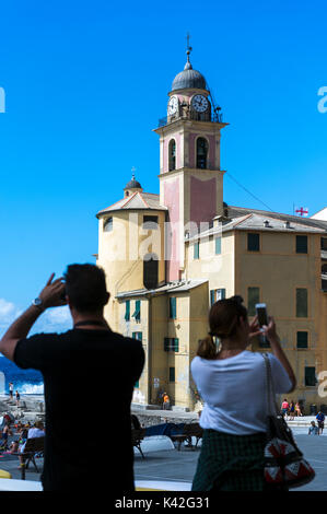 Italien. Ligurien. Golf Paradisio. Camogli. Kirche Santa Maria Assunta Stockfoto