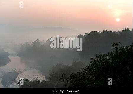 Fluss und Blick auf Misty Morning Sunrise, Corbett National Park, Uttarakhand, älteste Nationalpark in Indien, benannt nach Jim Corbett Hunter gedreht Kontra Stockfoto
