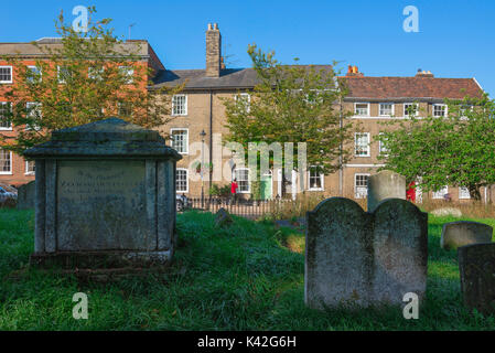 Bury St Edmunds Suffolk, kontrastierende Blick auf die St. Mary's große Kirchhof und georgianischen Stadthäusern in der Crown Street, UK. Stockfoto