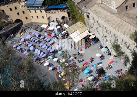 Italien. Ligurien. Regionaler Park von Portofino. Golfo Paradiso. Bucht von Camogli. San Fruttuoso. Luftaufnahme des Strandes Stockfoto