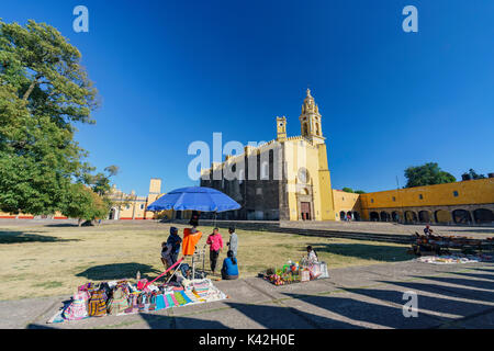 Cholula, FEB 18: Anbieter vor der Capilla Real o de Naturales, Convento de San Gabriel am 18.Februar 2017 Cholula, Mexiko Stockfoto