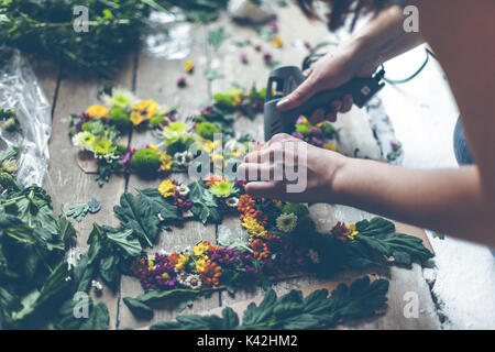 Blumengeschäft Blumen Dekoration mit Briefen und Kleber. Tageslicht in Innenräumen mit kleinen Schärfentiefe erschossen Stockfoto