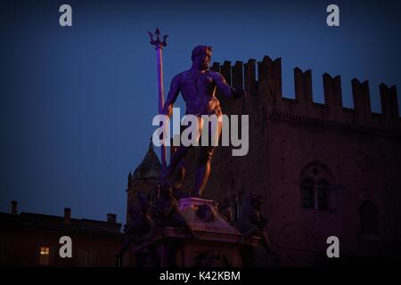 Brunnen von Neptun, mit einer Statue des antiken Meer Gott eingerichtet, auf der Piazza Nettuno, die Hauptstraße von Bologna Platz, während einer Winternacht, Bologna, Italien Stockfoto