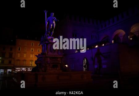 Brunnen von Neptun, mit einer Statue des antiken Meer Gott eingerichtet, auf der Piazza Nettuno, die Hauptstraße von Bologna Platz, während einer Winternacht, Bologna, Italien Stockfoto