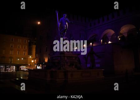 Brunnen von Neptun, mit einer Statue des antiken Meer Gott eingerichtet, auf der Piazza Nettuno, die Hauptstraße von Bologna Platz, während einer Winternacht, Bologna, Italien Stockfoto
