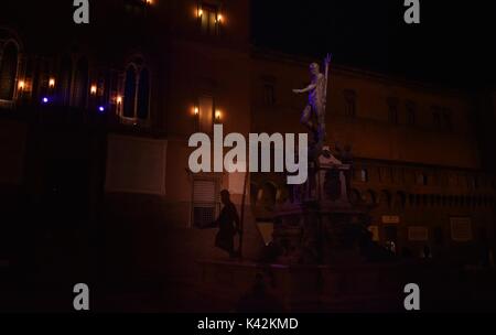 Brunnen von Neptun, mit einer Statue des antiken Meer Gott eingerichtet, auf der Piazza Nettuno, die Hauptstraße von Bologna Platz, während einer Winternacht, Bologna, Italien Stockfoto