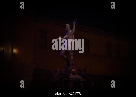 Brunnen von Neptun, mit einer Statue des antiken Meer Gott eingerichtet, auf der Piazza Nettuno, die Hauptstraße von Bologna Platz, während einer Winternacht, Bologna, Italien Stockfoto